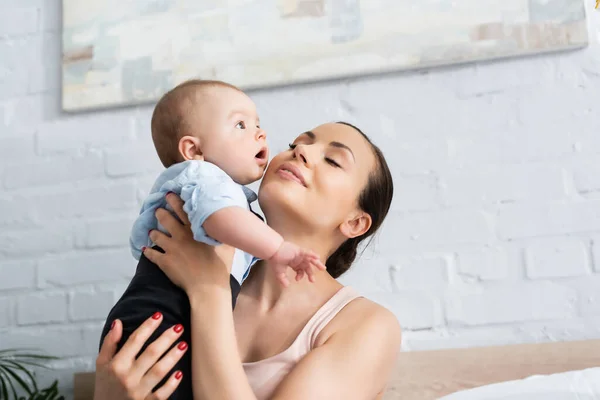 Hermosa Madre Con Los Ojos Cerrados Abrazando Adorable Bebé Niño — Foto de Stock