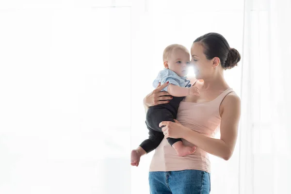 Glad Mor Som Holder Armene Ser Søt Sønn Babyklær – stockfoto