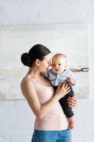 Sorridente Mãe Segurando Nos Braços Descalço Menino Roupas Bebê — Fotografia de Stock