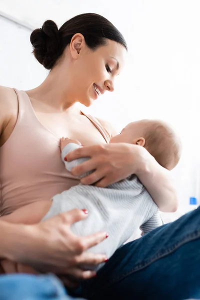 Vista Ángulo Bajo Madre Feliz Amamantando Bebé Niño — Foto de Stock