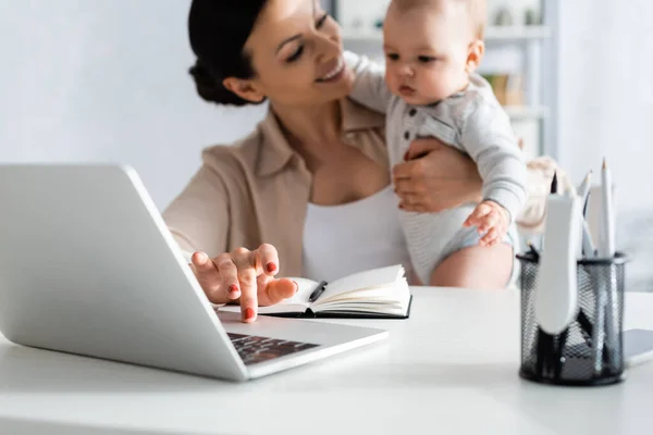 Selective Focus Happy Freelancer Holding Arms Infant Son Using Laptop — Stock Photo, Image