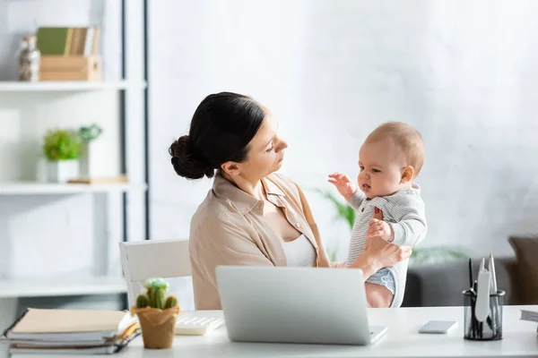 Selektivt Fokus Hos Mor Tittar Spädbarn Son Nära Digitala Enheter — Stockfoto