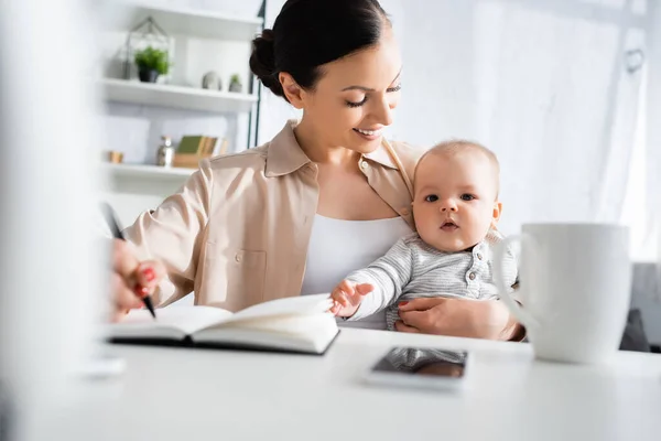 Selektivt Fokus Lycklig Mamma Hålla Penna Och Titta Söta Spädbarn — Stockfoto