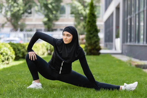 Atractivo Musulmán Chica Estiramiento Verde Hierba Fuera — Foto de Stock