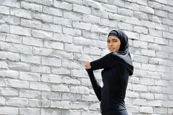 Chica Musulmana Atractiva Hijab Ejercicio Cerca Pared Ladrillo — Foto de Stock