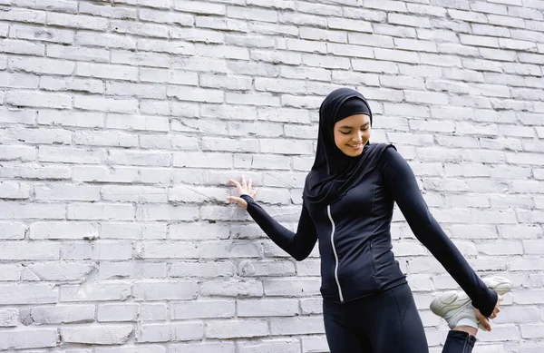 Smiling Muslim Sportswoman Exercising Brick Wall — Stock Photo, Image