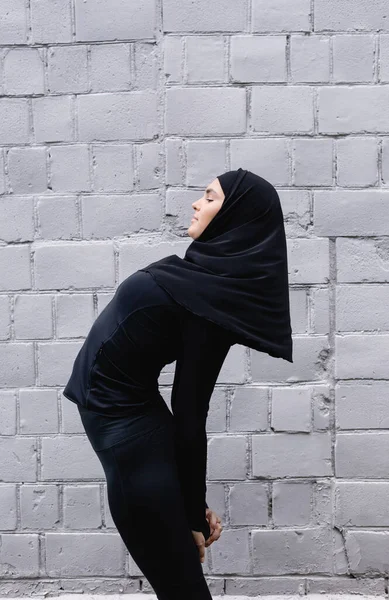 Profile Muslim Sportswoman Exercising Brick Wall — Stock Photo, Image