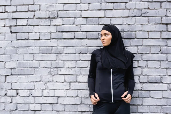 Jeune Sportive Musulmane Hijab Debout Près Mur Briques Regardant Ailleurs — Photo