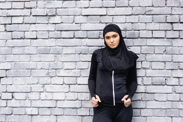 Junge Muslimin Hijab Steht Der Nähe Von Ziegelmauer — Stockfoto