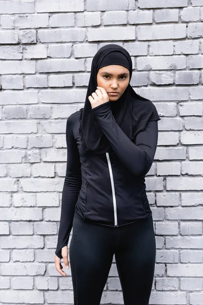 Young Muslim Sportswoman Hijab Standing Brick Wall — Stock Photo, Image