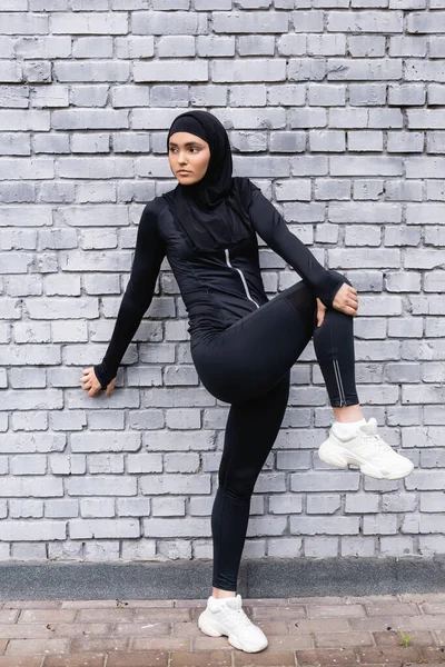 Joven Deportista Musulmán Hijab Haciendo Ejercicio Cerca Pared Ladrillo — Foto de Stock