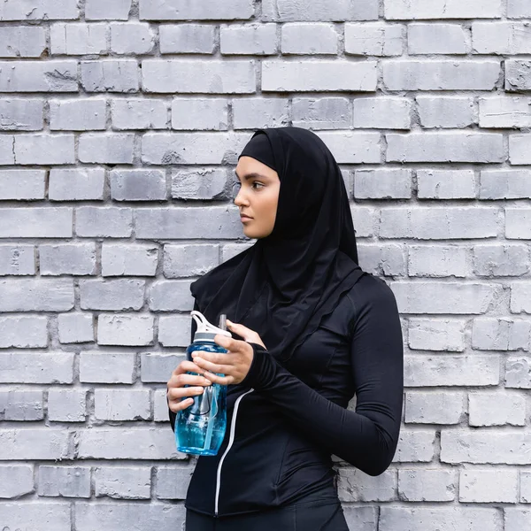 Joven Deportista Musulmana Hijab Sosteniendo Botella Deportiva Con Agua Cerca — Foto de Stock