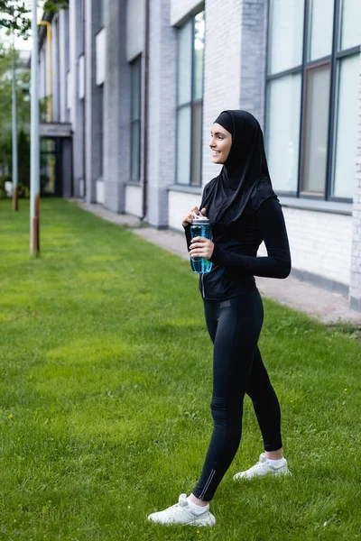 Alegre Deportista Musulmán Hijab Sosteniendo Botella Deportes Con Agua Mientras — Foto de Stock