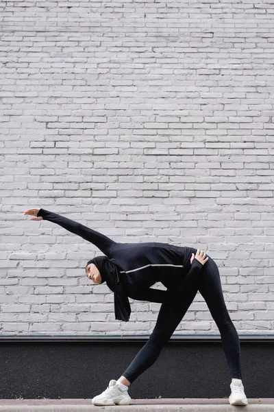 Árabe Desportista Hijab Exercício Perto Tijolo Parede — Fotografia de Stock