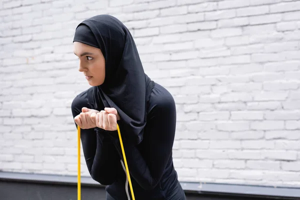 Árabe Menina Hijab Exercício Com Resistência Banda Perto Tijolo Parede — Fotografia de Stock