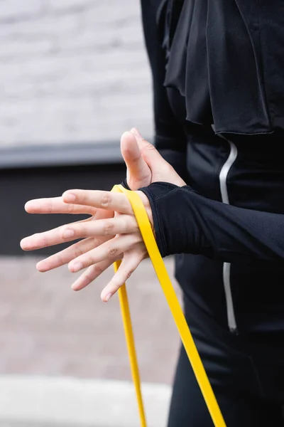 Vue Recadrée Sportive Faisant Exercice Avec Bande Résistance — Photo