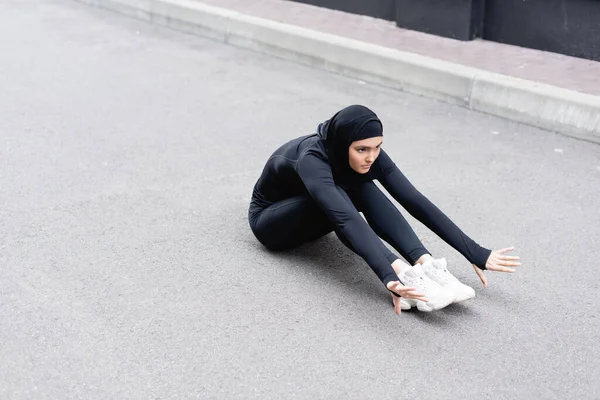 Mujer Árabe Hijab Haciendo Ejercicio Sobre Asfalto — Foto de Stock