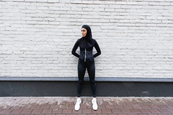 Joven Deportista Musulmana Hijab Ropa Deportiva Pie Cerca Pared Ladrillo — Foto de Stock