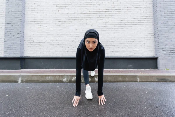 Joven Deportista Musulmana Hijab Ropa Deportiva Haciendo Ejercicio Cerca Pared — Foto de Stock