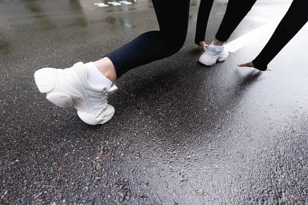 Vista Recortada Mujer Zapatillas Blancas Pie Posición Inicial Fuera — Foto de Stock