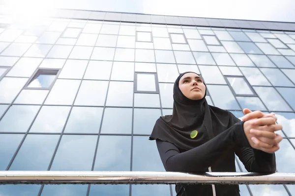 Låg Vinkel Syn Muslimsk Kvinna Hijab Stående Med Spända Händer — Stockfoto