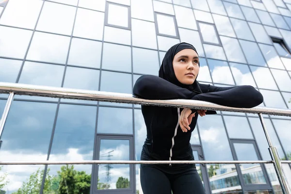 Låg Vinkel Syn Muslimsk Kvinna Hijab Står Nära Modern Byggnad — Stockfoto