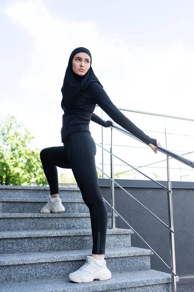 外の階段に立つヒジャーブ州の若いイスラム教徒のスポーツ女性 — ストック写真