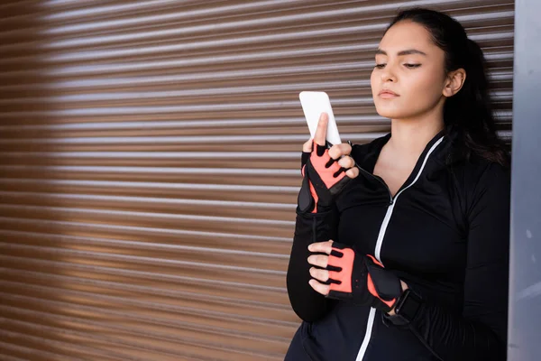 Jong Sportvrouw Kijken Naar Smartphone Terwijl Staan Buiten — Stockfoto