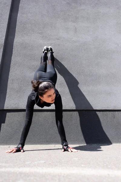 Jovem Desportista Trabalhando Fora Perto Parede Concreto — Fotografia de Stock