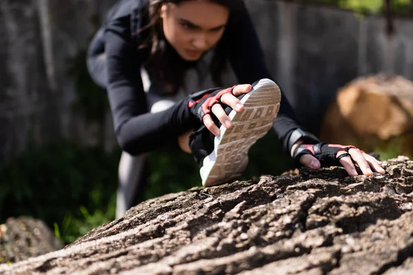 Selective Focus Young Sportswoman Exercising Tree Trunk — Stock Photo, Image