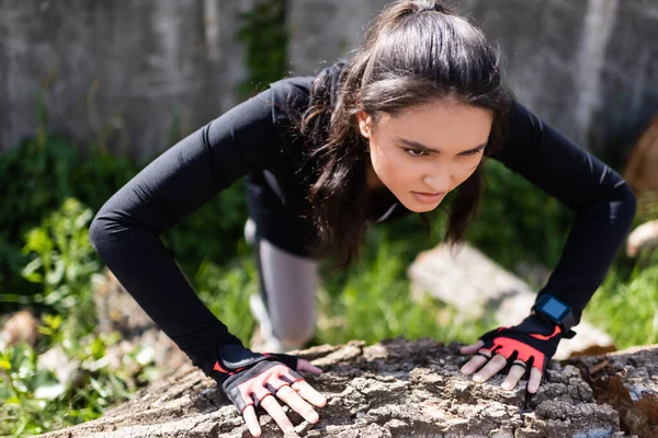 Young Sportswoman Sport Gloves Touching Tree Trunk While Exercising — Stock Photo, Image