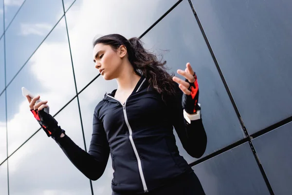 Low Angle View Young Sportswoman Gesturing While Looking Smartphone — Stock Photo, Image