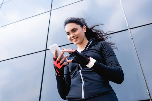 Laag Gezichtspunt Van Gelukkige Sportvrouw Zoek Naar Smartphone — Stockfoto