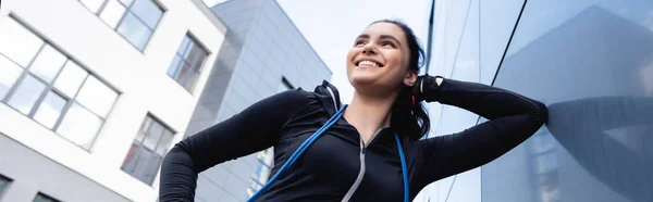 Orientación Panorámica Deportista Feliz Con Saltar Cuerda Sonriendo Fuera — Foto de Stock