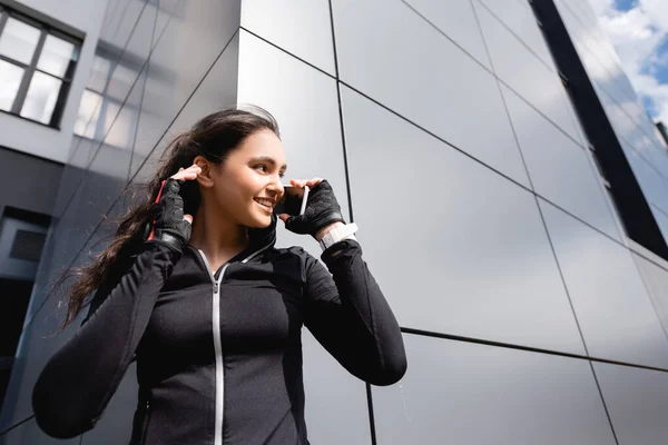 Vista Ángulo Bajo Chica Positiva Ropa Deportiva Hablando Teléfono Inteligente — Foto de Stock