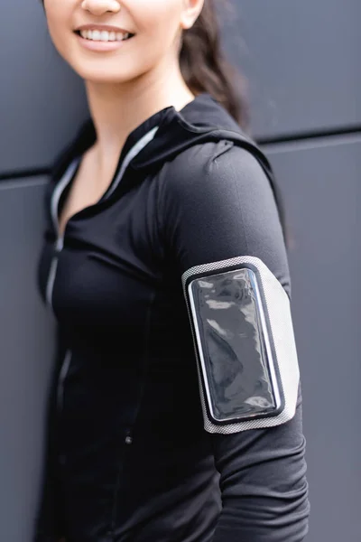 Beskärd Över Glada Idrottskvinna Med Smartphone Telefon Armband Handen — Stockfoto