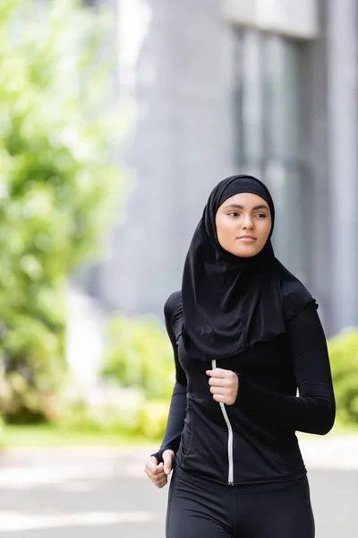 Joven Deportista Árabe Hijab Corriendo Afuera — Foto de Stock