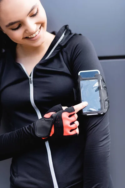 Enfoque Selectivo Deportista Feliz Apuntando Con Dedo Teléfono Inteligente Brazalete — Foto de Stock