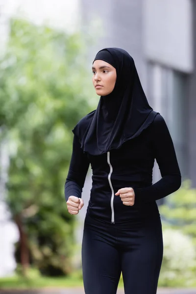 Junge Arabische Sportlerin Hijab Und Sportbekleidung Beim Joggen Draußen — Stockfoto