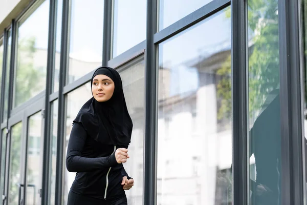 Chica Árabe Hijab Ropa Deportiva Trotando Cerca Del Edificio — Foto de Stock