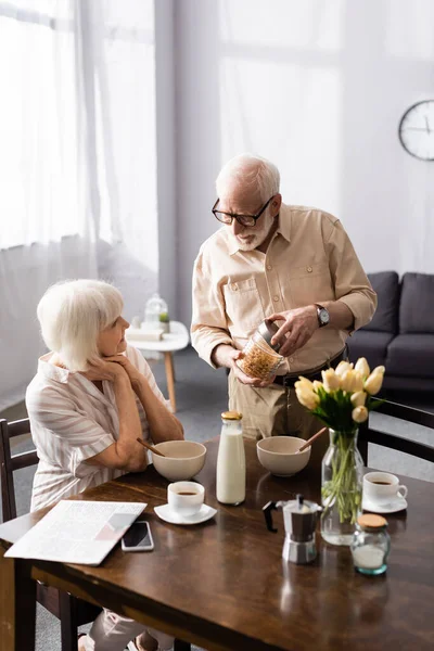 Focus Selettivo Dell Uomo Anziano Che Tiene Vaso Con Cereali — Foto Stock