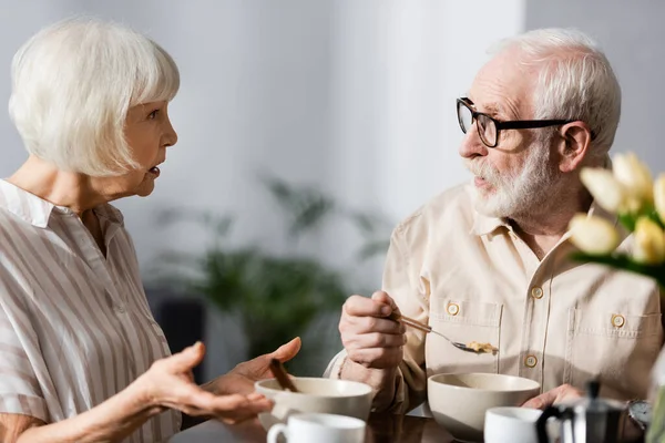 Enfoque Selectivo Pareja Ancianos Hablando Durante Desayuno Casa — Foto de Stock