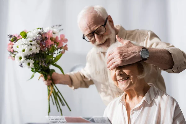 Enfoque Selectivo Del Hombre Mayor Sonriente Que Cubre Los Ojos — Foto de Stock