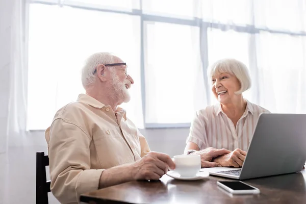 Selective Focus Smiling Man Looking Wife While Drinking Coffee Gadgets — Stock Photo, Image