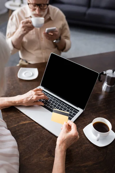 Selective Focus Senor Woman Using Laptop Credit Card Husband Coffee — Stock Photo, Image