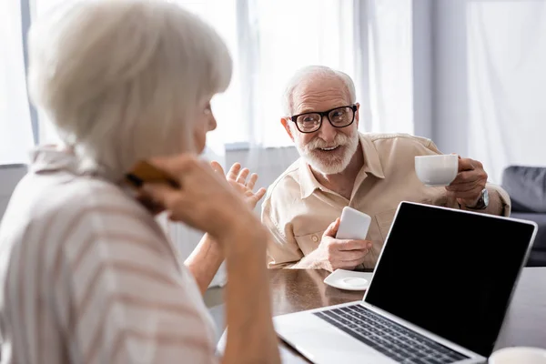 Selective Focus Smiling Senior Man Holding Cup Smartphone Wife Credit — Stock Photo, Image