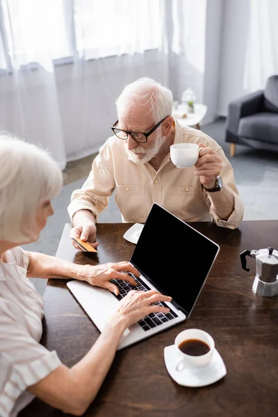 Selective Focus Senior Man Holding Credit Card Cup Coffee Wife — Stock Photo, Image