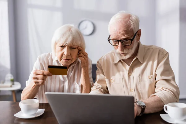 Selektiv Fokus Senior Kvinna Tittar Kreditkort Nära Mannen Med Hjälp — Stockfoto