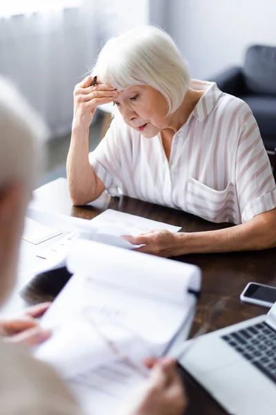 Selective Focus Upset Senior Woman Holding Pen Looking Papers Husband — Stock Photo, Image