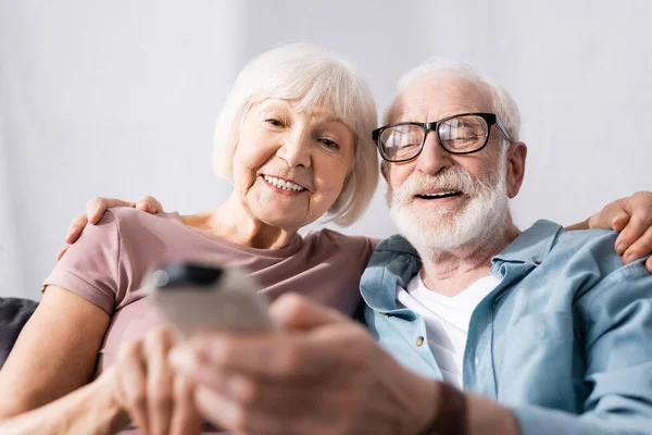 Enfoque Selectivo Pareja Ancianos Sonriendo Sosteniendo Mando Distancia Del Aire — Foto de Stock